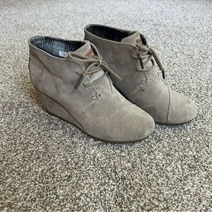 Toms Desert Wedge Beige Tan Suede‎ Ankle Bootie, Size 7W